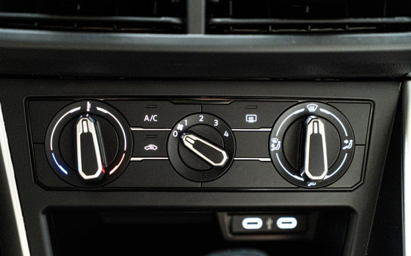 VOLKSWAGEN Polo VOLKSWAGEN Polo