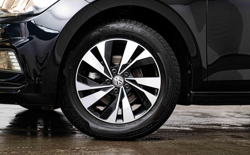 VOLKSWAGEN Polo VOLKSWAGEN Polo