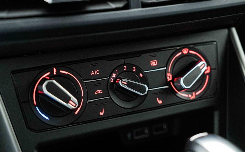 VOLKSWAGEN Polo VOLKSWAGEN Polo