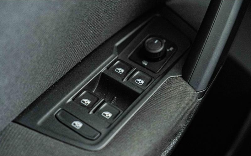 VOLKSWAGEN Tiguan VOLKSWAGEN Tiguan