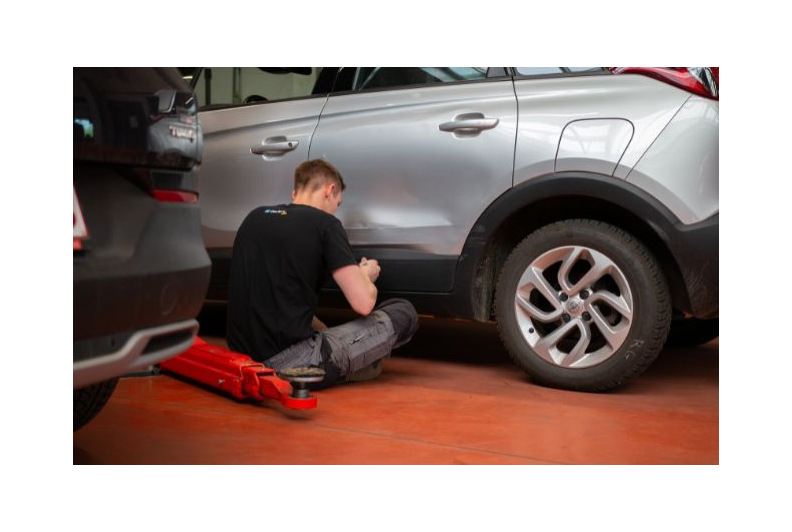 Privilégiez l’achat d’une voiture d’occasion chez un concessionnaire proposant un service carrosserie