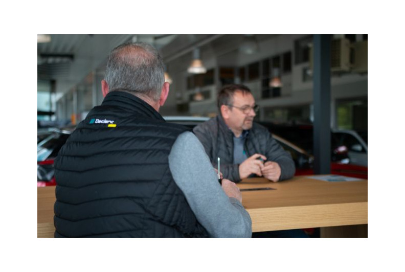 Choisissez un concessionnaire proposant un contrat d’engagement de reprise avant l’achat d’une voiture d’occasion