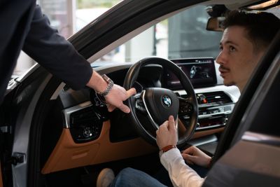 Personne vérifiance la qualité des voitures d'occasion d'un concessionnaire.