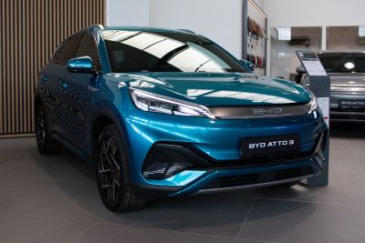 Voiture d'occasion munie d'une garantie reposant dans une concession spécialisée.