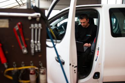 Personne s'occupant de l'entretien d'une voiture d'occasion.