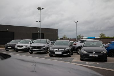 Parking d'une concession d'occasions de confiance.