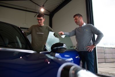 Personne vérifiant la voiture d'occasion qu'il a réservé sur le site de la concession.