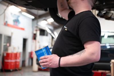 Personne qui répare une voiture