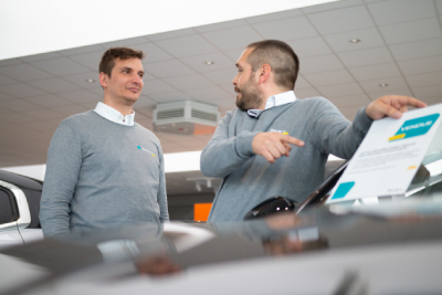 Deux personnes qui discutent sur la reprise de voiture