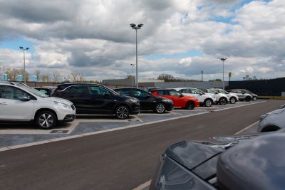 Parkings regroupant des voitures d'occasion disponibles à la réservation.