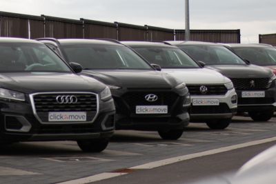 Voiture d'occasin Hyundai attendant sur le parking d'une concession professionnelle.