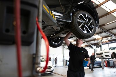 Personne s'occupant du service après-vente d'une concession d'occasion.