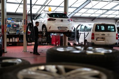 Ouvrier s'occupant de l'entretien d'une voiture d'occasion sous contrat.