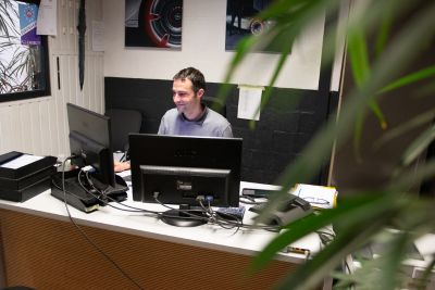 Personne vendant sa voiture via une concession click2move by Declerc.