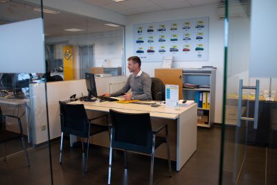 Personne réservant une voiture d'occasion sur le site internet d'une concession professionnelle.