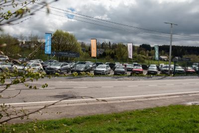 Photo de voitures d'occasion bénéficiant de garanties et assurances dans un parking d'une concession.