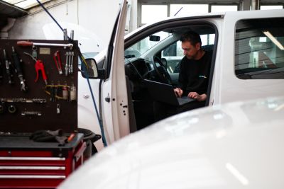 Concessionnaire d'occasion vérifiant une voiture avant sa reprise.