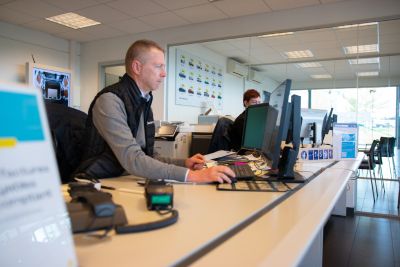 Personne s'informant sur les moyens de financement d'une voiture d'occasion.