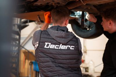 Ouvrier s'occupant de l'entretien d'une voiture d'occasion en concession.