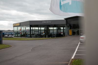 Devanture d'une concession click2move by Declerc spécialisée dans le rachat de voitures d'occasion.