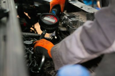 Ouvrier s'occupant de l'entretien d'une voiture d'occasion.